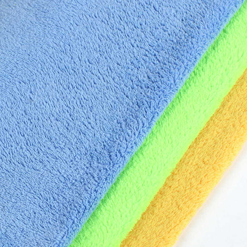 What is the significance of edge finishing or binding in microfiber towels, and how does it affect their durability?